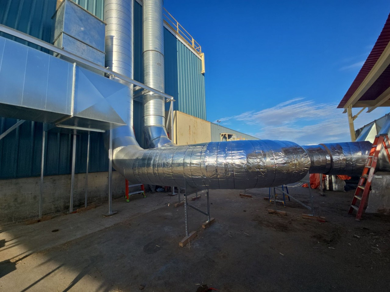 Insulated double-wall duct run on grade-level supports